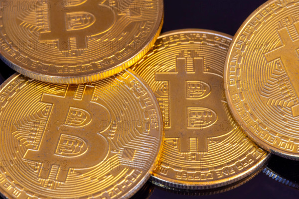 Nahaufnahme von symbolischen Bitcoins *** Close-up of symbolic bitcoins Copyright: xUdoxHerrmannx