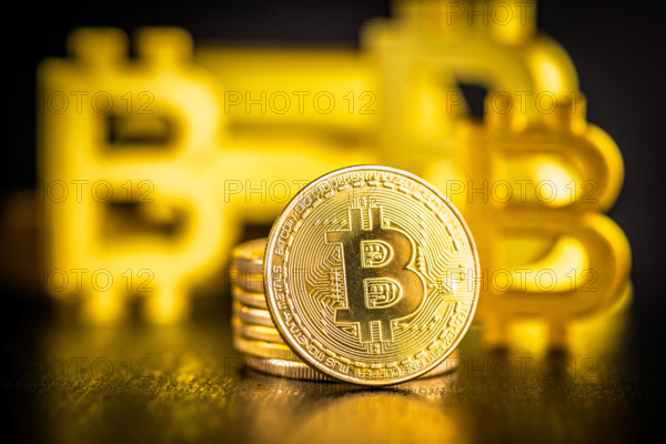 Gold Bitcoin-Münze auf schwarzem Tisch. Gold Kryptowährung.