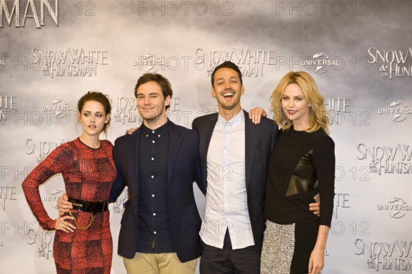Bildnummer: 57996262  Datum: 16.05.2012  Copyright: imago/frederic
Anlässlich des Films Snow White Huntsman, Fototermin mit Fans; Schauspielerin Kristen Stewart, Sam Claflin Regisseur Rupert Sanders, Charlize Theron, (rechts) in Berlin, den Mittwoch, den 16. Mai,im Hotel Ritz Carlton Berlin. People Film Entertainment x0x xsk 2012 quer Aufmacher premiumd 

 57996262 Date 16 05 2012 Copyright Imago Frederic during the Films Snow White Huntsman Photo call with supporters Actress Kristen Stewart Sat Claflin Director Rupert Sanders Charlize Theron right in Berlin the Wednesday the 16 May in Hotel Ritz Carlton Berlin Celebrities Film Entertainment x0x xSK 2012 horizontal Highlight premiumd