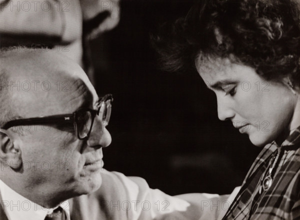 Robert Siodmak, deutscher Regisseur, Drehbuchautor und Produzent, mit Schauspielerin Maria Schell bei der Produktion des