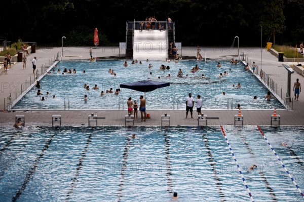 Im Kölner Stadionbad genießen Badegäste bei sommerlichen Temperaturen die Freibad-Saison. Das Rheinland ächzt unter eine