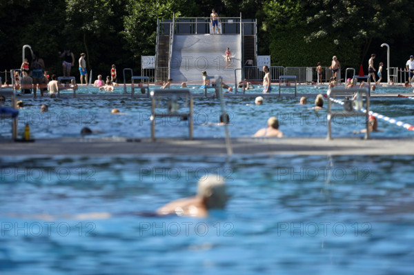 Im Kölner Stadionbad genießen Badegäste den Beginn der Freibad-Saison. Unter Einhaltung der Corona-Regeln dürfen Badgäs