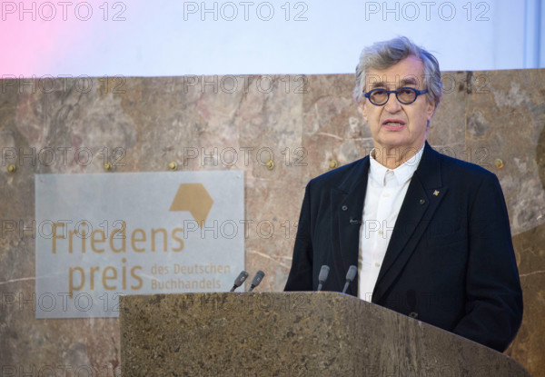 Wim Wenders, 75. Geburtstag am 14. August Zum Abschluss der Frankfurter Buchmesse erhielt der brasilianische Fotograf Se