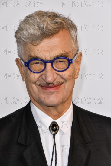 Wilhelm Ernst Wim Wenders Regisseur und Fotograf zu Gast auf dem roten Teppich bei der Berleihung des NRW Staatspreis 2024 an die Band Tote Hosen im Apollo Theater am 30.10.2024 in Duesseldorf NRW Deutschland *** Wilhelm Ernst Wim Wenders Director and Photographer to Guest at the Red Carpet at the Lending of NRW State Prize 2024 to the Volume Dead Trousers at Apollo Theatre on 30 10 2024 in Duesseldorf NRW Germany