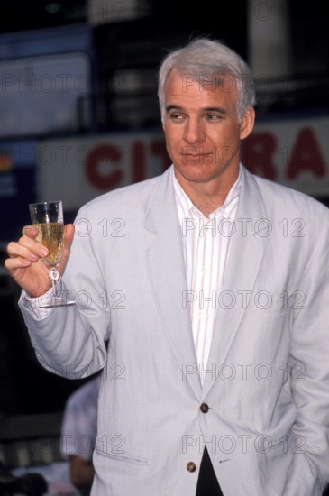 RECORD DATE NOT STATED  STEVE MARTIN Ref: PAT drink, wine, half length, half-length London Great Britain Copyright: x xP