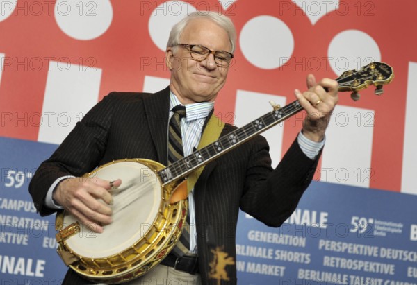 US Schauspieler Steve Martin spieltam Freitag, 13. Februar 2009, Banjo bei einer Pressekonferenz fuer den Wettbewerbsfi
