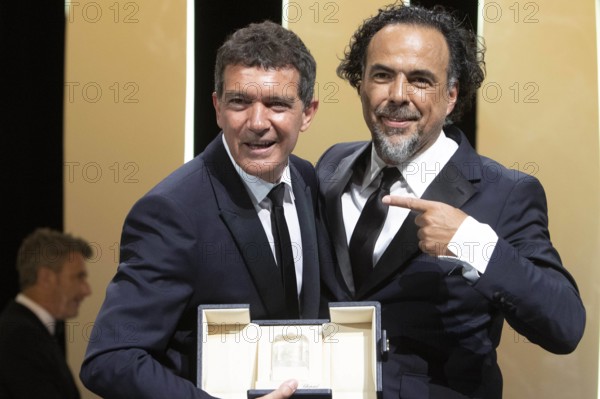 Entertainment Themen der Woche KW21 Entertainment Bilder des Tages Antonio Banderas poses with his Best Actor Award for