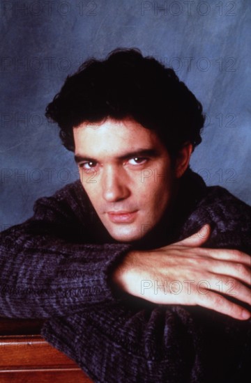 Philadelphia Antonio Banderas 02/94 teu Film USA Schauspiel Mann dunkelhaarig leger Pullover hoch halb Arme neutral