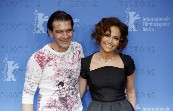 Schauspieler Antonio Banderas neben Sängerin Jennifer Lopez anlässlich einer Pressekonferenz zum Film - Bordertown - im