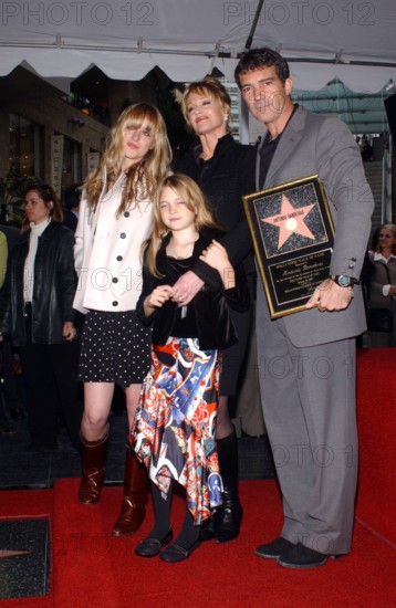 Bildnummer: 50954890  Datum: 18.10.2005  Copyright: imago/PicturePerfect
Schauspieler Antonio Banderas (ESP) mit Ehefrau Melanie Griffith (USA/Schauspielerin) und den Töchtern Dakota Johnson (li.) und Stella anlässlich seiner Ehrung mit einem Stern auf dem Hollywood Walk of Fame, Personen , Objekte , optimistisch; 2005, LA, L.A., Los Angeles, Hollywood, Pressetermin, Ehrung, Ehrungen, Auszeichnung, Auszeichnungen, Hollywoodstern, Paar, Paare, Ehepaar, Ehepaare, Frau, Mann, Ehemann, Urkunde, Urkunden, Trophäe, Trophäen, Familie, Kind, Kinder, Tochter, Töchter; , hoch, Kbdig, Gruppenbild, Film, Kunst, Vereinigte Staaten von Amerika, Randbild, People