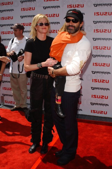 Bildnummer: 50109157 Datum: 28.07.2002 Copyright: imago/Rideaux-PicturePerfect
Schauspielerin Melanie Griffith (li., USA) mit Tochter Stella und Ehemann Antonio Banderas (ESP) anlässlich der Filmpremiere von -Spy Kids 2-, Personen , optimistisch; 2002, Los Angeles, LA, Hollywood, Filmpräsentation, Präsentation, Schauspieler, Mann, Gatte, Gattin, Frau, Ehefrau, Kinder; , hoch, Kbdig, Pressetermin, Gruppenbild, Schauspiel, Film, Kunst, Vereinigte Staaten von Amerika, Randbild, People, Nordamerika