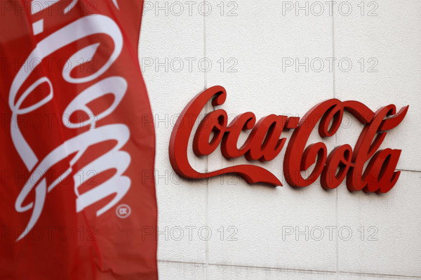 Coca Cola Logo an einer Halle in Köln. Nach fast 130 Jahren Tradition will sich der US-Getränkehersteller neu erfinden u