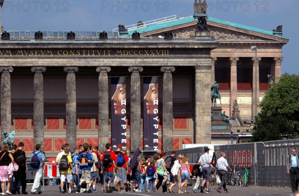 Bildnummer: 50876483  Datum: 16.08.2005  Copyright: imago/PEMAX
Besuchergruppe vor dem alten Museum auf der Museumsinsel , Gebäude, außen, Außenansicht , Personen; 2005, Berlin, Besucher, Publikum, Museumsbesucher, Museumspublikum, Museen, Ausstellung, Ägypten, Nofretete, Museumsinsel, Ausstellungen, Ausstellung; , quer, Kbdig, Totale, Veranstaltungsorte, Deutschland,  ,