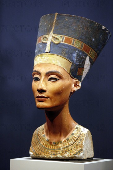 Bildnummer: 50878478  Datum: 12.08.2005  Copyright: imago/Lars Reimann
Büste der Nofretete im Alten Museum in Berlin, Objekte; 2005, Berlin , Ausstellungen, Ägyptische Ausstellung, Büsten, Totenmaske, Totenmasken, Maske, Masken, Skulptur, Skulpturen, Statue, Statuen, Ausstellungsstück, Ausstellungsstücke, Sehenswürdigkeit; , hoch, Kbdig, Einzelbild, Freisteller, Bildhauerei, Kunst, Deutschland,  , o0 Altes, Reisen, Europa