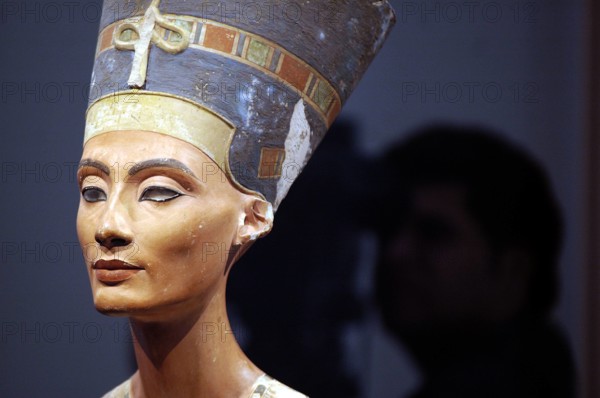Bildnummer: 50878485 Datum: 12.08.2005 Copyright: imago/Lars Reimann
Büste der Nofretete im Alten Museum in Berlin, Objekte , Reflexionseffekt; 2005, Berlin, Ausstellungen, Ausstellung, Büsten, Totenmaske, Totenmasken, Maske, Masken, Skulptur, Skulpturen, Statue, Statuen, Ausstellungsstück, Ausstellungsstücke, Sehenswürdigkeit; , quer, Kbdig, Einzelbild, Bildhauerei, Kunst, Deutschland, , o0 Altes
