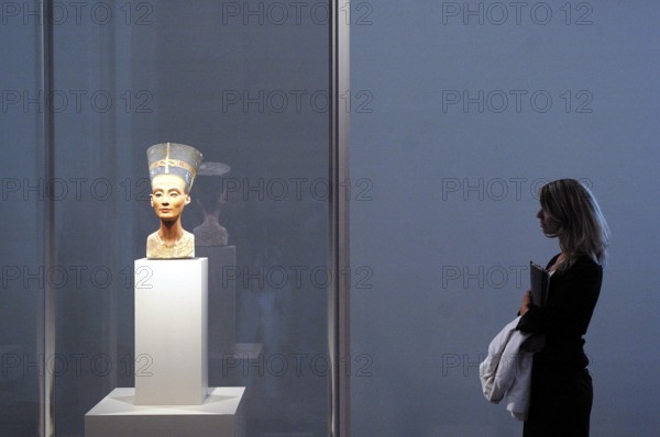 Bildnummer: 50878508  Datum: 12.08.2005  Copyright: imago/Lars Reimann
Frau schaut sich die Büste der Nofretete im Alten Museum in Berlin an, Objekte , Personen; 2005, Berlin, Ausstellungen, Ägyptische Ausstellung, Büsten, Totenmaske, Totenmasken, Maske, Masken, Skulptur, Skulpturen, Statue, Statuen, Ausstellungsstück, Ausstellungsstücke, Sehenswürdigkeit, Frauen, Besucher, Besucherin; , quer, Kbdig, Gruppenbild, Bildhauerei, Kunst, Deutschland,  , o0 Altes