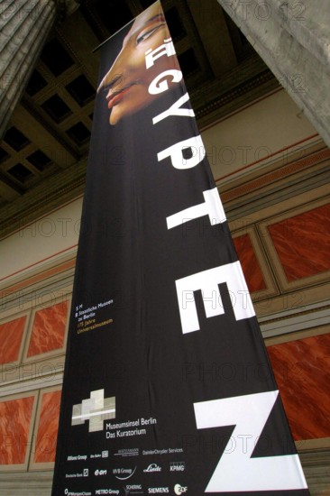 Bildnummer: 50870930  Datum: 11.08.2005  Copyright: imago/PEMAX
Plakat zur Ankündigung der neuen Ägypten-Ausstellung am Portal des Alten Museums auf der Berliner Museumsinsel, Objekte; 2005, Berlin, Altes Museum, Museen, Portal, Portale, Säule, Säulen, Schriftzug, Plakate, Transparent, Transparente, Banner, Ankündigungen, Nofretete, Ausstellungen; , hoch, Kbdig, Einzelbild, Froschperspektive, Perspektive, Deutschland,  ,
