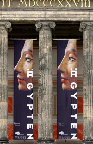 Bildnummer: 50870913 Datum: 11.08.2005 Copyright: imago/PEMAX
Nofretete auf Plakaten zur Ankündigung der neuen Ägypten-Ausstellung im Alten Museum auf der Berliner Museumsinsel, Gebäude, außen, Außenansicht , Objekte; 2005, Berlin, Altes Museum, Museen, Portal, Portale, Säule, Säulen, Schriftzug, Ankündigung, Ankündigungen, Plakat, Transparent, Transparente, Banner, Ausstellungen; , hoch, Kbdig, , Deutschland, , / Einzelbild