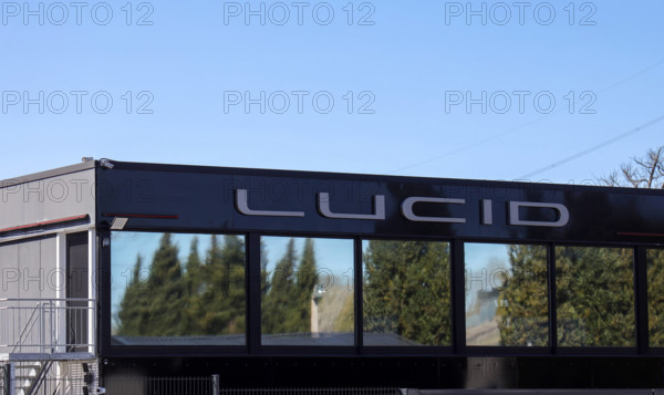 06.04.2025,
NRW, Deutschland,
Elektromobilität, Autohersteller,
Lucid Schriftzug am Firmengebäude eines Händlers des amerikanischen E-Auto-Produzenten,