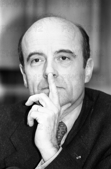 Bildnummer: 53963473  Datum: 12.02.1996  Copyright: imago/sepp spiegl
Premierminister Alain Juppe (Frankreich) während einer Pressekonferenz, Personen , Nachdenklichkeit , Highlight; 1996, sw, Politik, Pressetermin, Shooting; , hoch, Kbneg, Porträt, Randbild, People

Bildnummer 53963473 Date 12 02 1996 Copyright Imago Sepp Spiegl Prime Minister Alain Juppe France during a Press conference People contemplation Highlight 1996 black and white politics Press call Shooting vertical Kbneg Portrait Edge image Celebrities