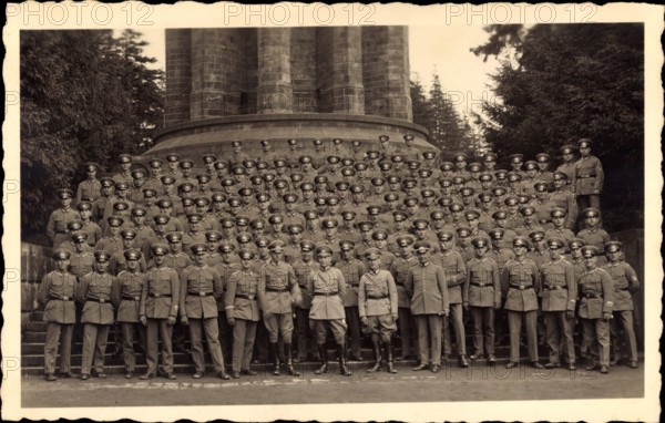 Detmold in Nordrhein Westfalen Soldaten vor dem Hermannsdenkmal