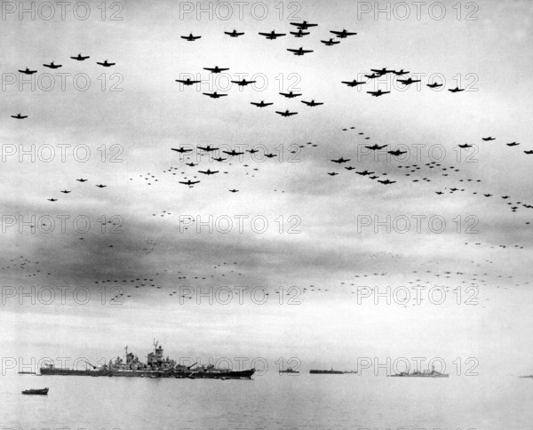 RECORD DATE NOT STATED USA / Japan: USAF F4U and F6F planes fly in formation over the USS Missouri and elements of the U