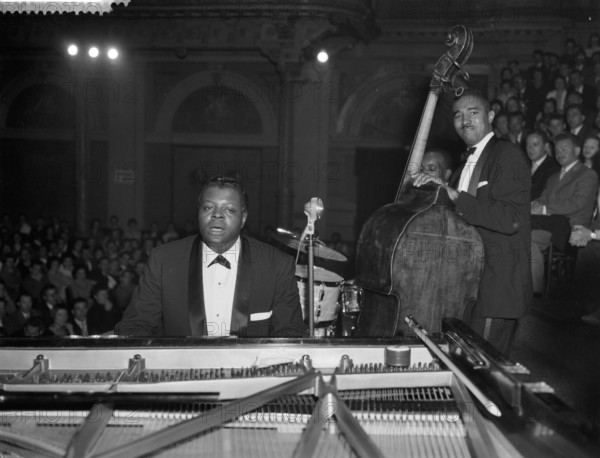 Anefo photo collection. In the series Jazz at the Philharmonic in the Concertgebouw, performance by the Oscar Peterson T