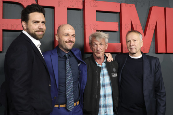Philipp Trauer, John Ira Palmer, Sean Penn und Thomas Wöbke bei der Premiere des Kinofilms September 5 in den Paramount