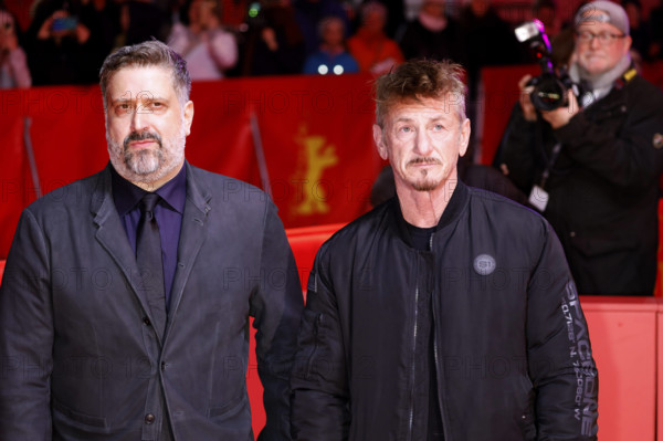 Aaron Kaufman und Sean Penn auf der Berlinale 2023 / 73. Internationale Filmfestspiele Berlin vor dem Berlinale Palast.