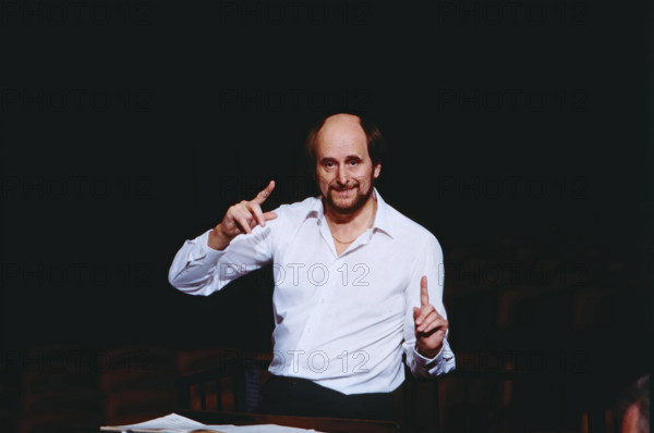 ROGER NORRINGTON Roger Norrington, britischer Dirigent, Interpret Alter Musik, hier bei einer Orchesterprobe, circa 1997
