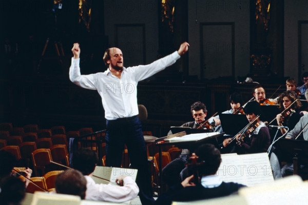 ROGER NORRINGTON Roger Norrington, britischer Dirigent, Interpret Alter Musik, hier bei einer Orchesterprobe, circa 1997