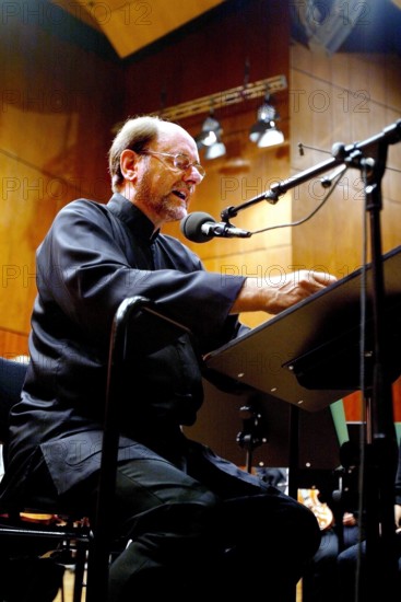 Bildnummer: 51632634  Datum: 04.09.2004  Copyright: imago/Horst Rudel
Dirigent Sir Roger Norrington (GBR) in Stuttgart , Personen; 2004, Stuttgart, Musiker,; , hoch, Kbdig, Einzelbild, Musik, Kunst, Deutschland, Arbeitswelten, Gesellschaft, Randbild, People