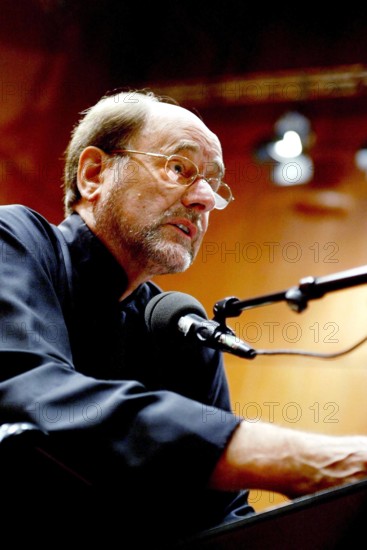 Bildnummer: 51632626  Datum: 04.09.2004  Copyright: imago/Horst Rudel
Dirigent Sir Roger Norrington (GBR) in Stuttgart, Personen; 2004, Stuttgart, Musiker,; , hoch, Kbdig, Einzelbild, close, Musik, Kunst, Deutschland, Randbild, People