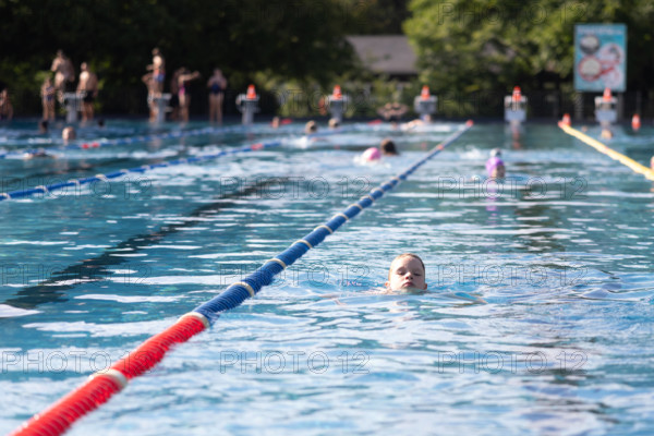 Deutsches Schwimmabzeichen Bronze (Freischwimmer) Kleinmachnow, Deutschland - 16.8.2024: Ein 7-jähriger Junge aus Berlin