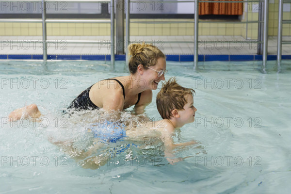 Thema: Vorschulkind im Schwimmbad lernt schwimmen in einem oeffentlichen Bad. Bornheim Deutschland *** Theme preschool c