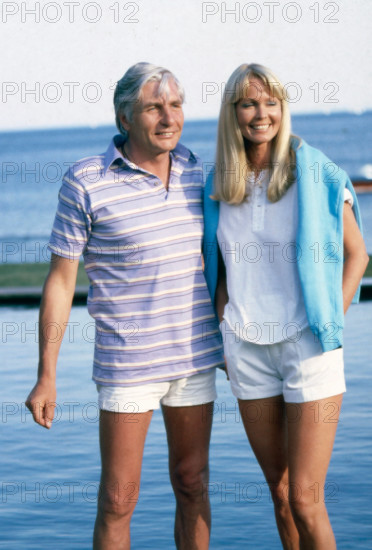 Gunter Sachs Gunter Sachs und Ehefrau Mirja am Strand von St. Tropez, Frankreich um 1988. Gunter Sachs and his wife Mirj