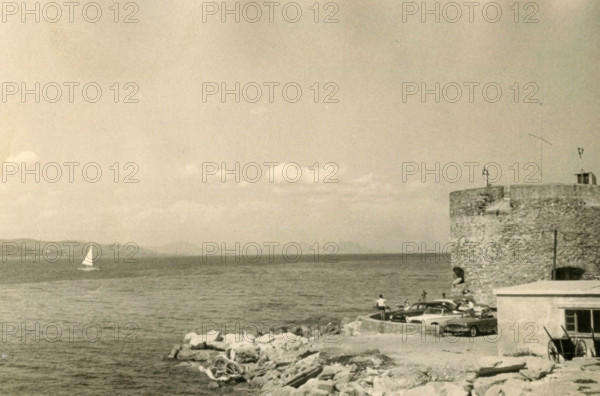 Round tower overlooking Saint Tropez port, France, 1961 PUBLICATIONxNOTxINxITA