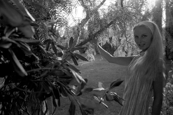 Eliette von Karajan (épouse de Herbert von Karajan) dans leur propriété familiale à St. Tropez.
29 août 1968