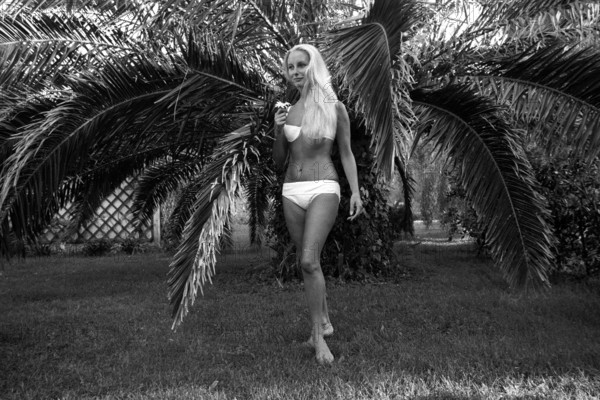 Eliette von Karajan (Ehefrau von Herbert von Karajan) im Bikini vor einer Palme auf dem Familienanwesen in St. Tropez, Personen; 1968