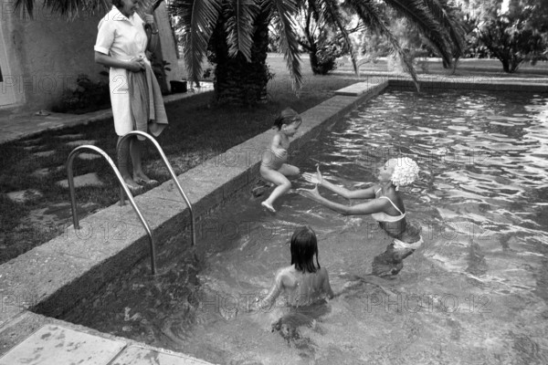 Eliette von Karajan (épouse de Herbert von Karajan) avec ses filles Isabel et Arabel dans leur propriété familiale à St. Tropez.
29 août 1968