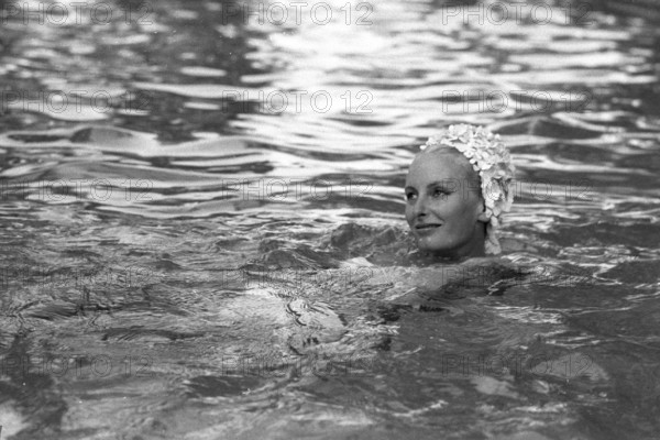 Eliette von Karajan (épouse de Herbert von Karajan) dans leur propriété familiale à St. Tropez.
29 août 1968