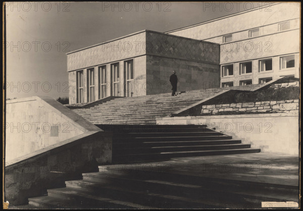 Poelzig Hans (1869-1936), I.G.-colors in Frankfurt/Main. Administration building (1928-1931): Stairs to the farm buildin