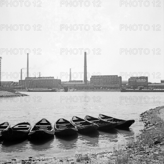 Ludwigshafen Sieben Ruderboote am Rheinufer in Ludwigshafen, gegenüber den BASF Werken, Deutschland 1930er Jahre. Seven