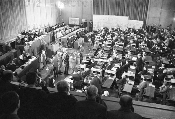 Bildnummer: 55894326  Datum: 20.12.1963  Copyright: imago/United Archives     A general view at Frankfurt City Hall where 22 former guards and officials (pictured at right with their lawyers and police guards) at the Auschwitz concentration camp who went on trial charged with the responsibility for the extermination of more than 2 1/2 million at the camp , Frankfurt , Germany . 20 December 1963 Mono Negative !AUFNAHMEDATUM GESCHÄTZT! kbdig 1963 quer 20th Century 1960 s 1960s 60 s 60s Sixties WW2 WWII World War Two Court room War crimes racial issues Nazi Nazi s Anti-jewish anti jewish Anti-semitic antisemitic Gestapo  o0 Zweiter Weltkrieg, Krieg, 2., Prozess, Auschwitz, Auschwitzprozess, Kriegsverbrecher