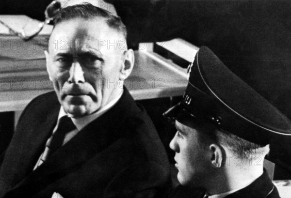 Bildnummer: 55894324 Datum: 20.12.1963 Copyright: imago/United Archives
Wilhelm Boger , 56 (left) , once a sergeant in the Auschwitz concentration camp Gestapo staff , is pictured when he and 21 other guards and officials went on trial charged with the responsibility for the extermination of more than 2 1/2 million at the camp , Frankfurt , Germany . Boger is charged with such crimes as the single handed shooting of 100 Red Army officers , drowning a priest by holding his head in a bucket of water and kicking a Polish General to death . Several torture devices used at the camp were said to have been invented by Boger . 20 December 1963 Mono Negative !AUFNAHMEDATUM GESCHÄTZT! kbdig 1963 quer 20th Century 1960 s 1960s 60 s 60s Sixties WW2 WWII World War Two Court room War crimes racial issues Nazi Nazi s Anti-jewish anti jewish Anti-semitic antisemitic Gestapo o0 Zweiter Weltkrieg, Krieg, 2., Prozess, Auschwitz, Auschwitzprozess, Kriegsverbrecher
55894324 Date 20 12 1963 Copyrigh...