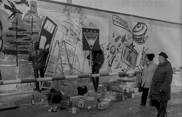 PGH Glühende Zukunf DDR, Berlin, 22.11.1989, Mitglieder der Künstlergemeinschaft PGH Glühende Zukunft bemalen die Mauer