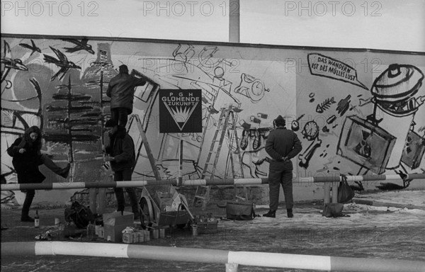 PGH Glühende Zukunf DDR, Berlin, 22.11.1989, Mitglieder der Künstlergemeinschaft PGH Glühende Zukunft bemalen die Mauer