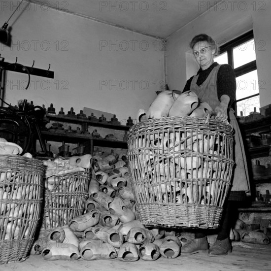 Bildnummer: 53018715 Datum: 12.10.1962 Copyright: imago/Kai Bienert
Angestellte der PGH Puppenspiele in Oberlind trägt einen Korb mit Teilen von Puppen, Personen , Objekte; 1962, Oberlind, DDR, Deutsche Demokratische Republik, sw, Fabrik, Spielwaren, Spielzeug, Produktion, Puppe, Puppen, Spielwarenfabrik, Produktionsgenossenschaft des Handwerks; , Quadrat, Kbneg, Einzelbild, Spielwarenindustrie, Wirtschaft, Arbeitswelten, Gesellschaft, , Wirtschaft, Europa
Bildnummer 53018715 Date 12 10 1962 Copyright Imago Kai Bienert Employees the PGH Puppet shows in Oberlind bears a Basket with parts from Dolls People Objects 1962 Oberlind GDR German Democratic Republic black and white Factory Toys Toys Production Doll Dolls Toy factory Production cooperative the Crafts Square Kbneg Single Toy industry Economy world of work Society Economy Europe