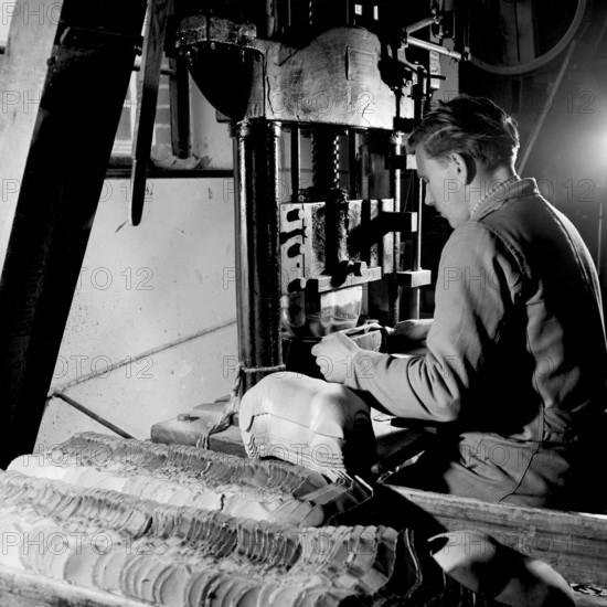 Bildnummer: 53018717 Datum: 12.10.1962 Copyright: imago/Kai Bienert
Angestellter der PGH Puppenspiele in Oberlind stellt mit einer Stanze Einzelteile von Puppen her, Personen; 1962, Oberlind, DDR, Deutsche Demokratische Republik, sw, Fabrik, Spielwaren, Spielzeug, Produktion, Puppe, Puppen, Spielwarenfabrik, Produktionsgenossenschaft des Handwerks, Stanzmaschine; , Quadrat, Kbneg, Einzelbild, close, Spielwarenindustrie, Wirtschaft, Arbeitswelten, Gesellschaft, , Wirtschaft, Europa
Bildnummer 53018717 Date 12 10 1962 Copyright Imago Kai Bienert Employee the PGH Puppet shows in Oberlind , with a Stanze Individual parts from Dolls her People 1962 Oberlind GDR German Democratic Republic black and white Factory Toys Toys Production Doll Dolls Toy factory Production cooperative the Crafts Punching Square Kbneg Single Close Toy industry Economy world of work Society Economy Europe