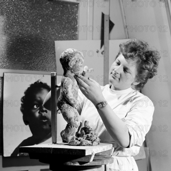 Bildnummer: 53018718 Datum: 12.10.1962 Copyright: imago/Kai Bienert
Angestellte der PGH Puppenspiele in Oberlind modelliert eine Puppe, Personen , Objekte; 1962, Oberlind, DDR, Deutsche Demokratische Republik, sw, Fabrik, Spielwaren, Spielzeug, Produktion, Puppe, Puppen, Spielwarenfabrik, Produktionsgenossenschaft des Handwerks; , Quadrat, Kbneg, Einzelbild, close, Spielwarenindustrie, Wirtschaft, Arbeitswelten, Gesellschaft, , Wirtschaft, Europa
Bildnummer 53018718 Date 12 10 1962 Copyright Imago Kai Bienert Employees the PGH Puppet shows in Oberlind modelled a Doll People Objects 1962 Oberlind GDR German Democratic Republic black and white Factory Toys Toys Production Doll Dolls Toy factory Production cooperative the Crafts Square Kbneg Single Close Toy industry Economy world of work Society Economy Europe